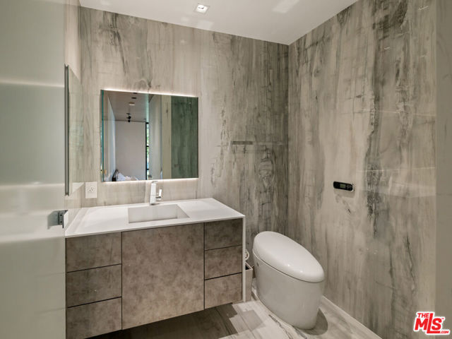 5012 Carbon Beach Terrace, Malibu CA: https://media.crmls.org/mediaz/84297a94-4954-4561-9683-472305cf3fd1.jpg