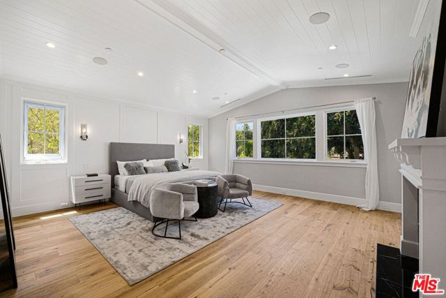 813 N Spaulding Avenue, Los Angeles CA: https://media.crmls.org/mediaz/842acc1f-10bd-4a3b-907b-43ec667e1f86.jpg