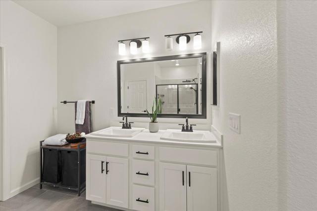 829 Crow Creek Circle, Galt CA: https://media.crmls.org/mediaz/842b5628-a15b-4096-9c40-7b20286f57cb.jpg