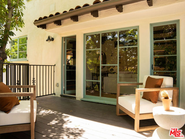 2248 Kenilworth Avenue, Los Angeles CA: https://media.crmls.org/mediaz/842c39d3-f1bf-4436-a42c-edc98b500f70.jpg