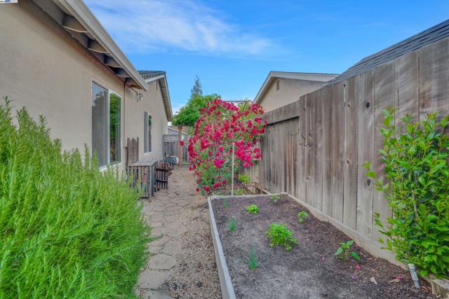 3644 Ashwood Drive, Pleasanton CA: https://media.crmls.org/mediaz/842e3c1f-7471-4484-a96f-81e975b001ae.jpg
