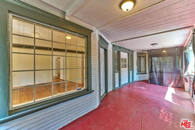 2619 Raymond Avenue, Los Angeles CA: https://media.crmls.org/mediaz/842f2253-64bc-4991-910f-65c9abd11184.jpg