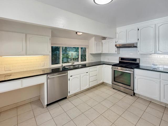 663 17th Avenue, Menlo Park CA: https://media.crmls.org/mediaz/8430f0d4-2d87-40bd-b40c-18d3e79e3a64.jpg