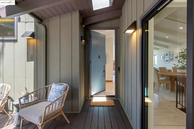 20 Ascot Ct, Oakland CA: https://media.crmls.org/mediaz/84317896-b02a-49fa-9811-2fba30efb095.jpg