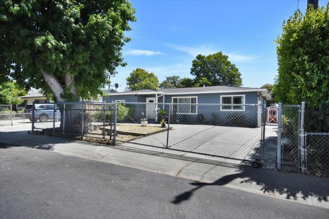 14202 Lucian Avenue, San Jose CA: https://media.crmls.org/mediaz/843239a1-81c7-4923-a04c-b356f0558013.jpg
