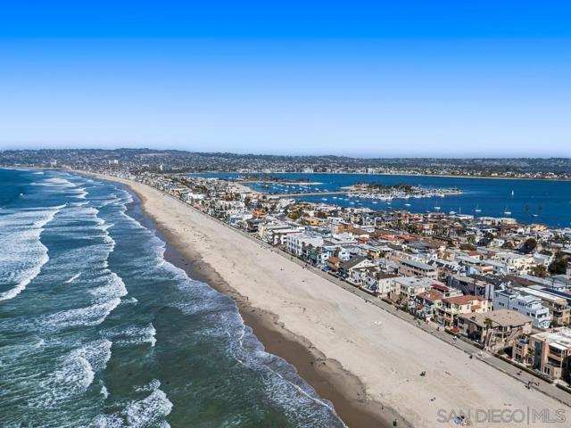 814 Kingston Ct, San Diego CA: https://media.crmls.org/mediaz/8432b7bd-6b4e-45de-8406-97aa8ed713ae.jpg