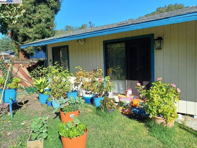 3931 Gardenia Pl, Oakland CA: https://media.crmls.org/mediaz/8432d6b3-0e7d-4d3b-9dcf-4575f69ace96.jpg