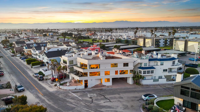 3300 Ocean Drive, Oxnard CA: https://media.crmls.org/mediaz/84337e99-b880-4d25-865c-46e9f9a79f37.jpg