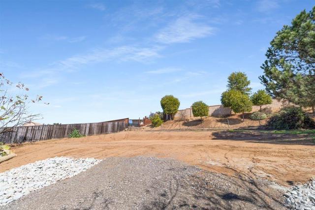 1756 Alhudson Dr, Escondido CA: https://media.crmls.org/mediaz/8433b073-d884-4153-8248-df1a36df0e58.jpg