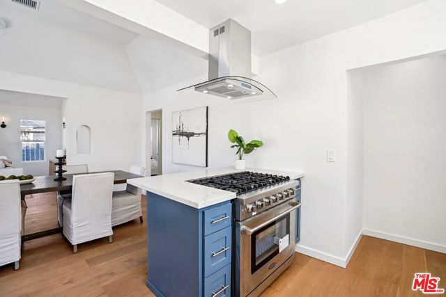 4438 W 28th Street, Los Angeles CA: https://media.crmls.org/mediaz/8433cf53-6d0a-4016-9681-00e73179d7c2.jpg