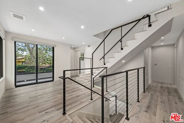 816 N Orange Drive, Los Angeles CA: https://media.crmls.org/mediaz/8434a12d-2d70-4d1f-b468-b4e6dd326a48.jpg