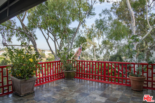 2882 Belden Drive, Los Angeles CA: https://media.crmls.org/mediaz/8434c46b-a9a0-44ca-92f9-5c74c7ef59a3.jpg