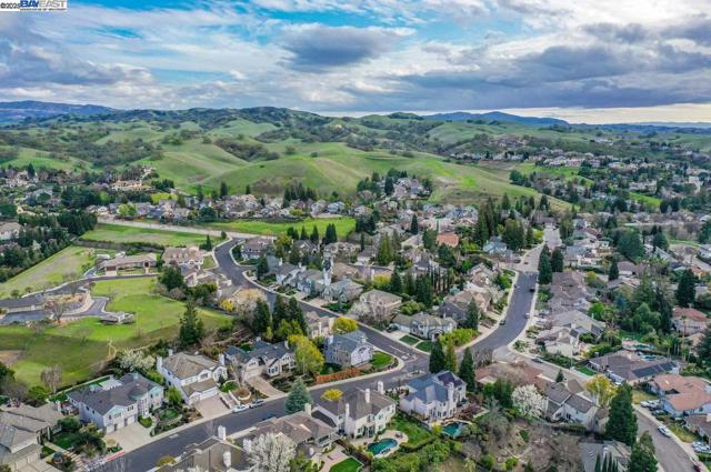 942 Finovino Ct, Pleasanton CA: https://media.crmls.org/mediaz/8435364a-98f6-404e-a347-3b713acd8d71.jpg