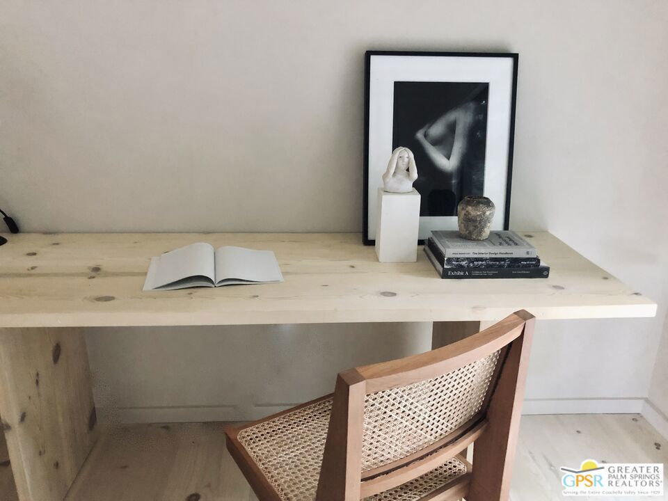 https://media.crmls.org/mediaz/8435a4f2-2f76-46c2-8df3-1e2fede09e1c.jpg?preset=X-Large
