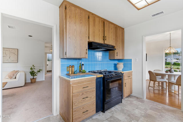 Detail Gallery Image 6 of 18 For 4563 Loma Vista Dr, La Canada Flintridge,  CA 91011 - 4 Beds | 2 Baths