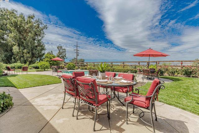 2531 Leona Pl, Pleasanton CA: https://media.crmls.org/mediaz/8436c42f-1bd6-4495-9bda-b6a3436c87cb.jpg