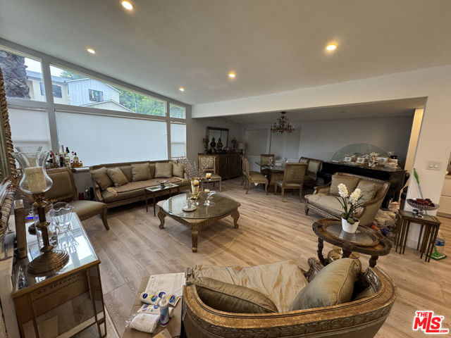 18101 Karen Drive, Tarzana CA: https://media.crmls.org/mediaz/84371964-0b1c-49f7-9e79-7e5c183c50bb.jpg