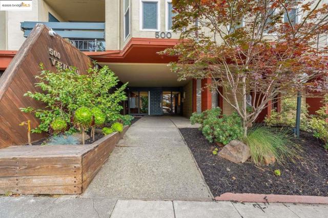 500 Vernon ST, Oakland CA: https://media.crmls.org/mediaz/84387f21-1bf9-4704-8646-71936fcadff6.jpg