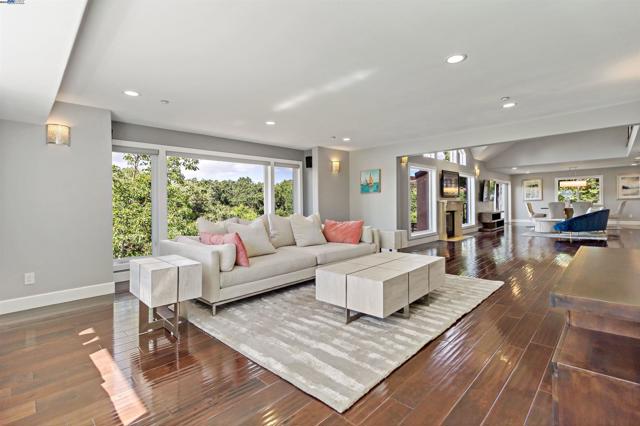 25444 University Ct, Hayward CA: https://media.crmls.org/mediaz/843afdf9-258e-4853-82ae-f27bad3f5018.jpg