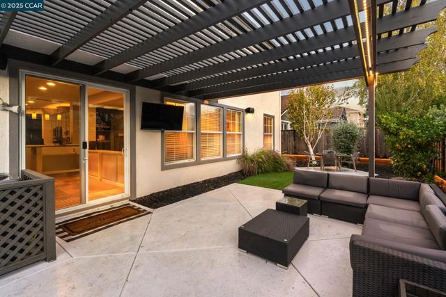 84 Plumeria Ct, Danville CA: https://media.crmls.org/mediaz/843c3458-e7ff-4a80-a4ca-b96ff86f6d5d.jpg