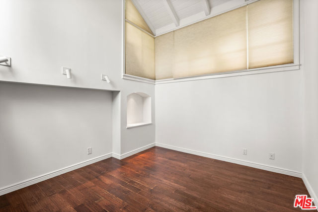512 N Canon Drive, Beverly Hills CA: https://media.crmls.org/mediaz/843c94a7-1df2-4820-affd-f8b915170265.jpg
