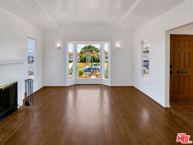 7415 S Harvard Boulevard, Los Angeles CA: https://media.crmls.org/mediaz/843cf95b-820d-4fc4-96b2-b4afe63819b6.jpg