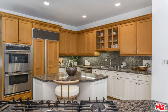 1622 N Orange Grove Avenue, Los Angeles CA: https://media.crmls.org/mediaz/84401b3c-0c29-40a4-8cd0-f669bd1a82b4.jpg
