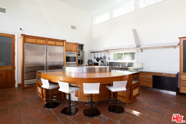 1031 Cove Way, Beverly Hills CA: https://media.crmls.org/mediaz/8440803e-fa88-4589-9834-77961054dc84.jpg