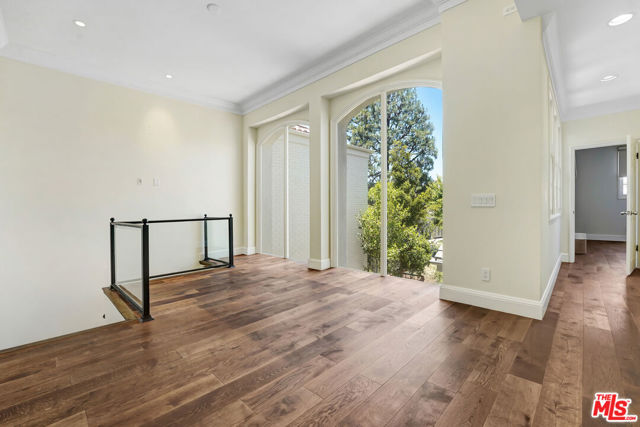 12320 Ridge Circle, Los Angeles CA: https://media.crmls.org/mediaz/844166f5-4221-469b-9ec5-b3048e72ea57.jpg
