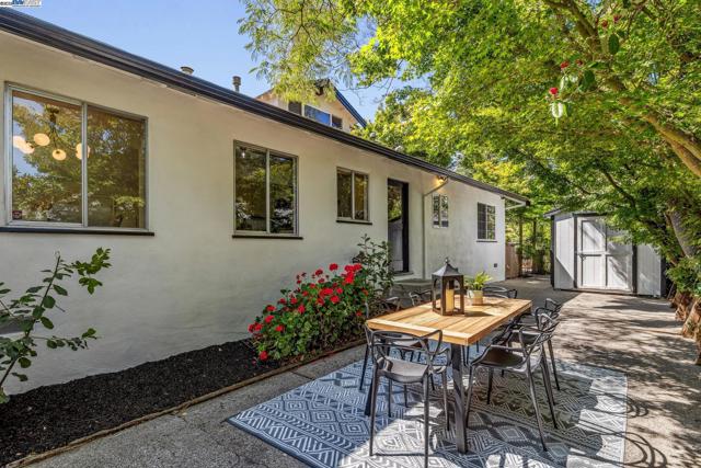3296 Walnut Ln, Lafayette CA: https://media.crmls.org/mediaz/8441ccfd-0e91-45ae-86ad-2ab4a010882e.jpg