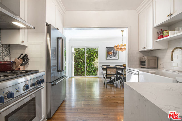 8260 Oakwood Avenue, Los Angeles CA: https://media.crmls.org/mediaz/8441d0c0-2d91-44c9-bc6f-f3103924d532.jpg