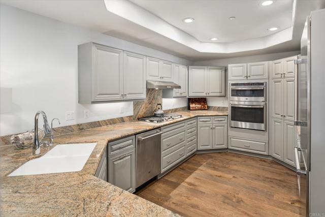 8171 El Paseo Grande, La Jolla CA: https://media.crmls.org/mediaz/844244ce-97ca-4d3a-880b-d81aa44c1d1f.jpg