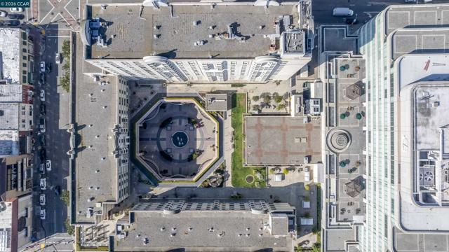 988 Franklin St, Oakland CA: https://media.crmls.org/mediaz/8442e9ed-789b-4426-b5fa-045d0d1e699f.jpg