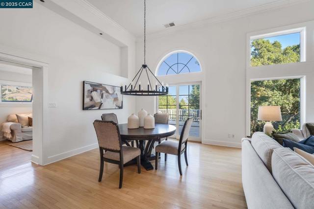 33 Altamount Drive, Orinda CA: https://media.crmls.org/mediaz/844396af-ba4e-4a35-95a1-21df320f7f13.jpg