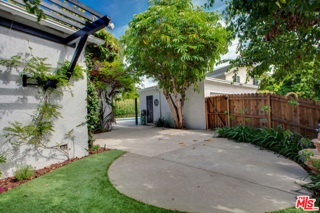 7701 Toland Avenue, Los Angeles CA: https://media.crmls.org/mediaz/8443ab65-704f-4a8e-8ff7-82c14c58dc92.jpg