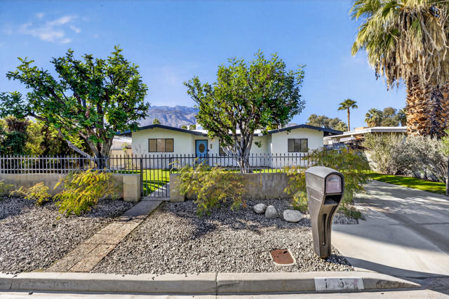 765 N Paseo De Anza, Palm Springs CA: https://media.crmls.org/mediaz/8443f165-ff8d-4570-bf6c-8b202920c657.jpg