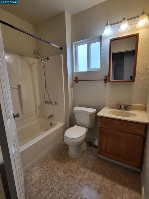 578 Civic Center St, Richmond CA: https://media.crmls.org/mediaz/8444024c-f470-4869-a18f-6c134e920be7.jpg