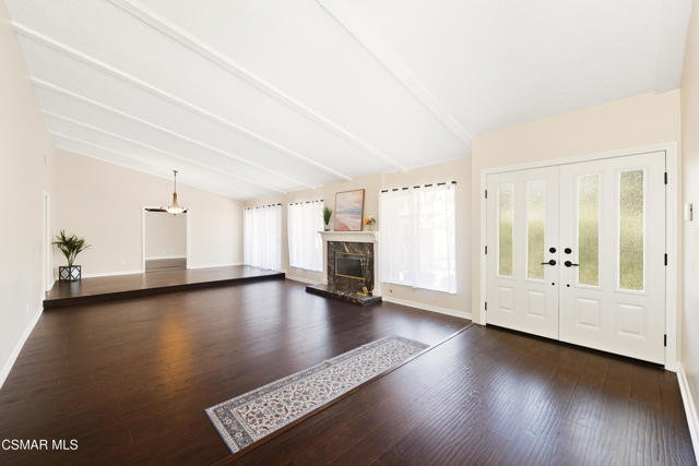 20027 Hiawatha Street, Chatsworth CA: https://media.crmls.org/mediaz/8444667e-5229-45ba-bce3-85d1573a27a2.jpg