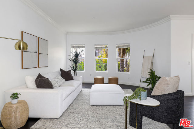 1862 S Bentley Avenue, Los Angeles CA: https://media.crmls.org/mediaz/8445a813-b1a6-47b0-8b48-c6952b0bb0e2.jpg