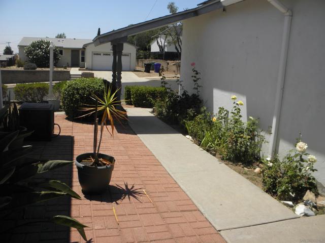 6707 Mineral Dr, San Diego CA: https://media.crmls.org/mediaz/8445afa1-a8ea-4ad7-a158-019043954c5b.jpg