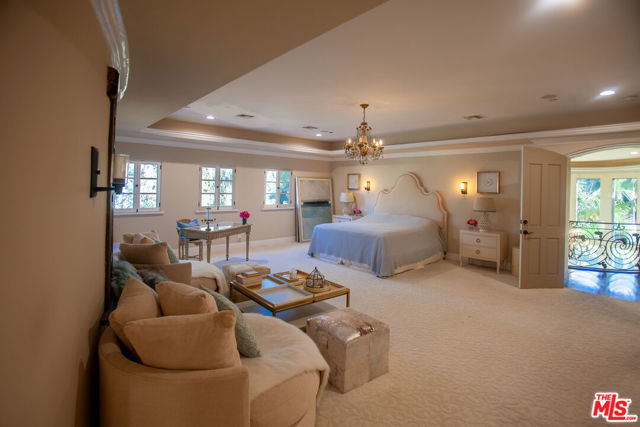 3501 Caribeth Drive, Encino CA: https://media.crmls.org/mediaz/8445e892-b2c4-4cbe-9bac-b93d0d02fc97.jpg