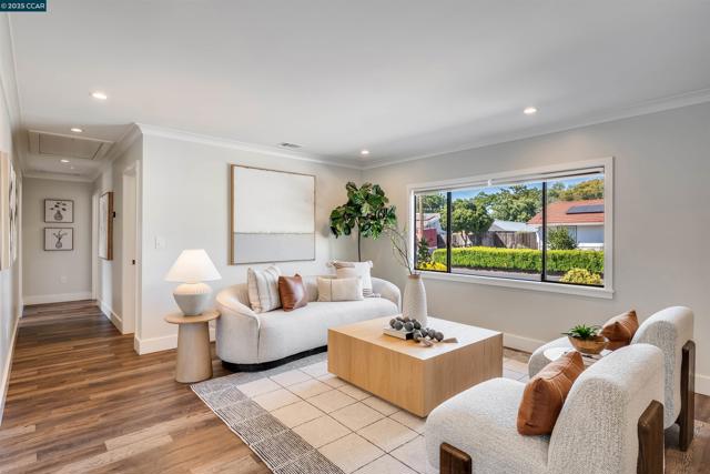 3212 Oxford Pl, Concord CA: https://media.crmls.org/mediaz/8445f09a-5860-4023-9e97-434850c49237.jpg