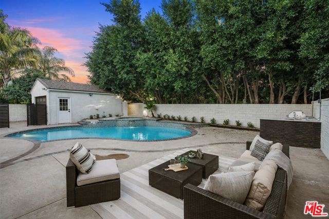 5439 Gentry Avenue, Valley Village CA: https://media.crmls.org/mediaz/84464e1f-aa87-43d1-b387-a5ceecc3e1b3.jpg