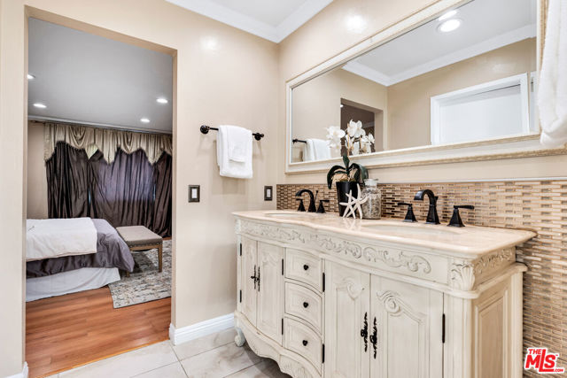 8333 Topeka Drive, Northridge CA: https://media.crmls.org/mediaz/8447078c-12d5-4341-bed3-5805902c4787.jpg