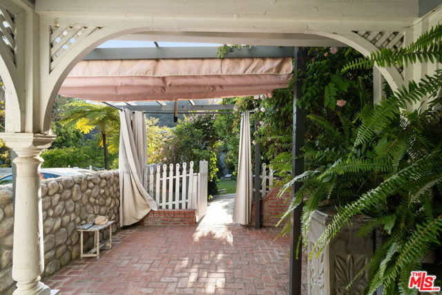 2020 Coldwater Canyon Drive, Beverly Hills CA: https://media.crmls.org/mediaz/84473e1a-09b5-4867-92d6-1aa5132c01f6.jpg