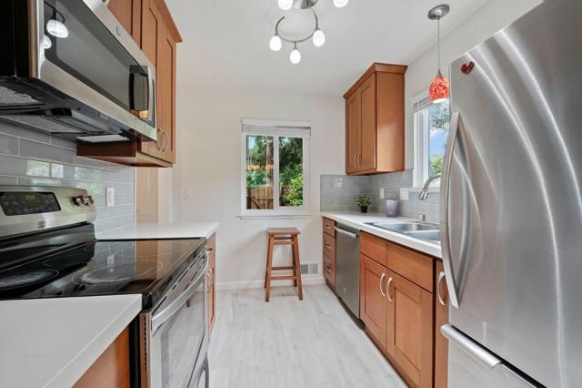 987 Lane Avenue, Mountain View CA: https://media.crmls.org/mediaz/8448cfbf-72bb-4f5c-b1f0-2fea89348342.jpg