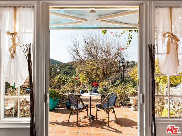 2113 Stoney Hill Road, Los Angeles CA: https://media.crmls.org/mediaz/8448d605-9571-4888-89b4-4988bb523ea0.jpg