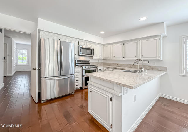 2829 Shoreview Circle, Westlake Village CA: https://media.crmls.org/mediaz/844988bf-f3ba-43f8-b5be-91a32cbb6580.jpg
