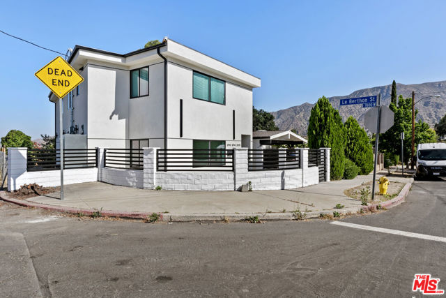 10943 Christine Way, Tujunga CA: https://media.crmls.org/mediaz/8449d5f3-39c9-4aaf-8167-ee09504c916c.jpg
