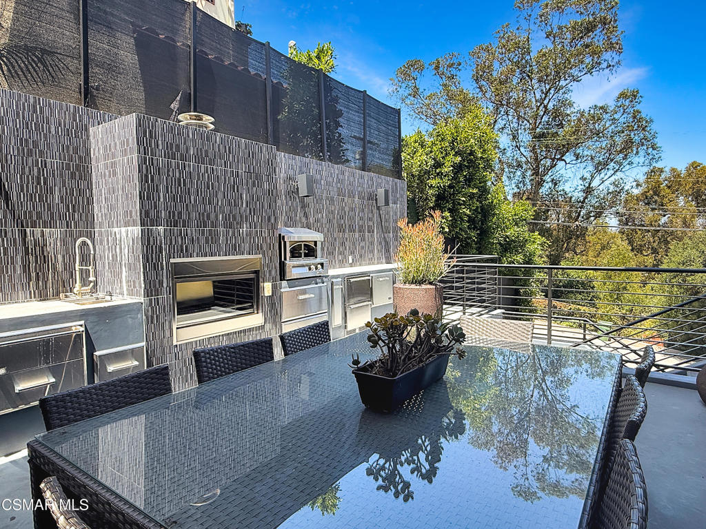 https://media.crmls.org/mediaz/844a5b83-a52a-4dd8-a730-5a2cb31a6876.jpg?preset=X-Large
